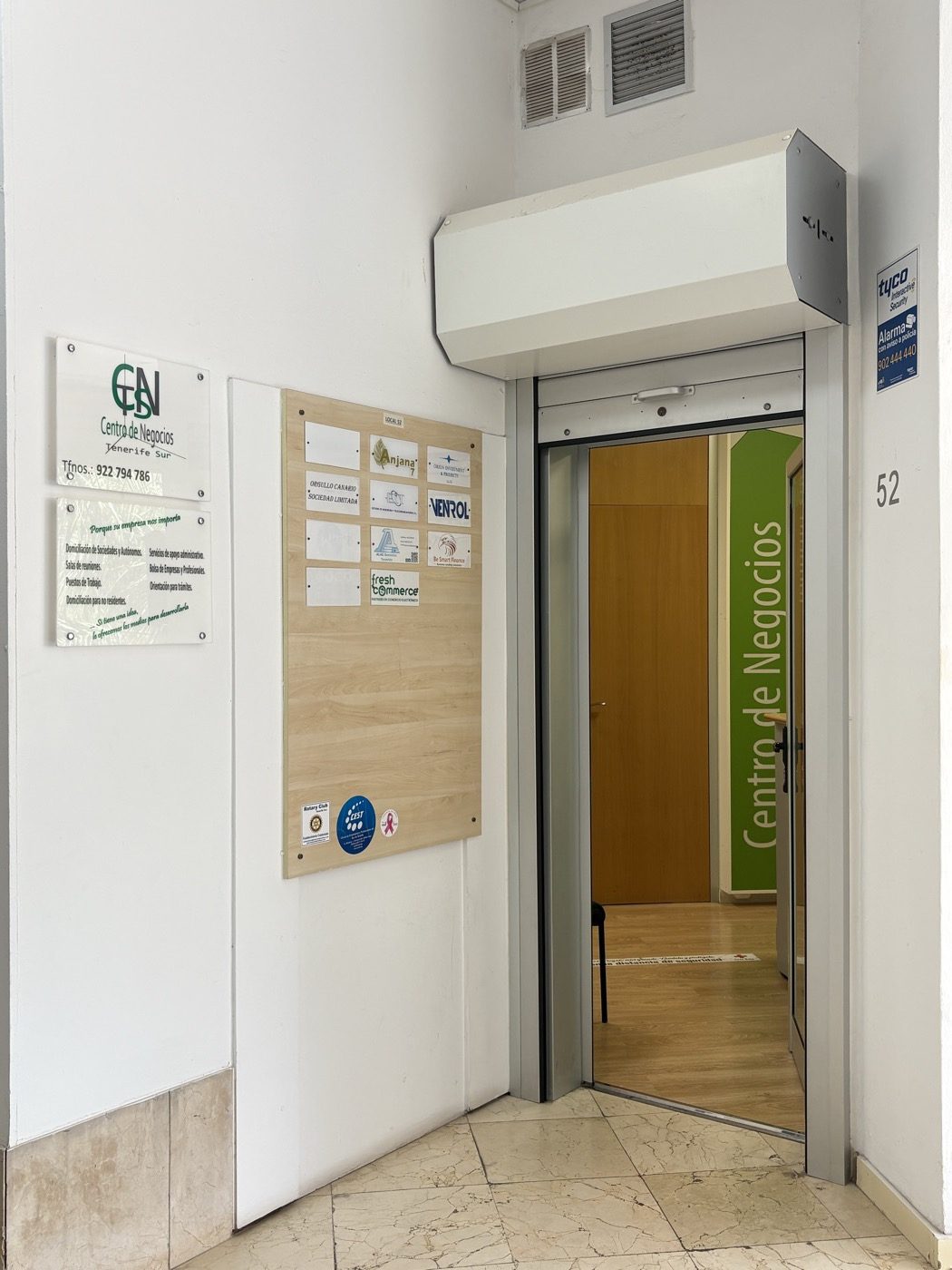 Entrada del Centro de Negocios Tenerife Sur, local 52 en el Edificio Cristianos II de Los Cristianos