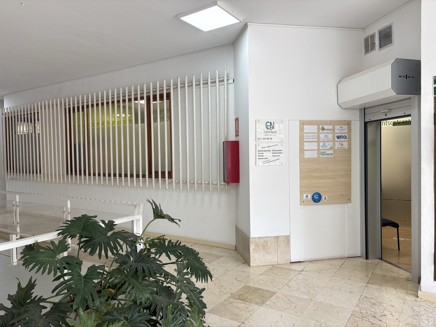 Vestíbulo del Edificio Cristianos II con acceso al Centro de Negocios Tenerife Sur