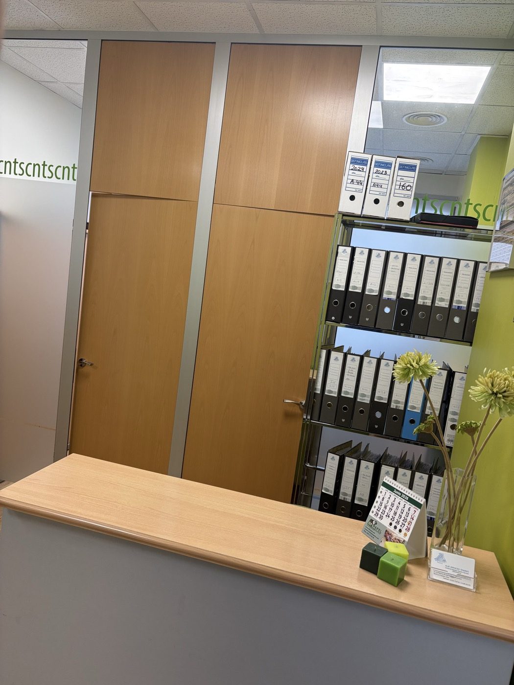 Mostrador de recepción del Centro de Negocios Tenerife Sur, con archivo documental